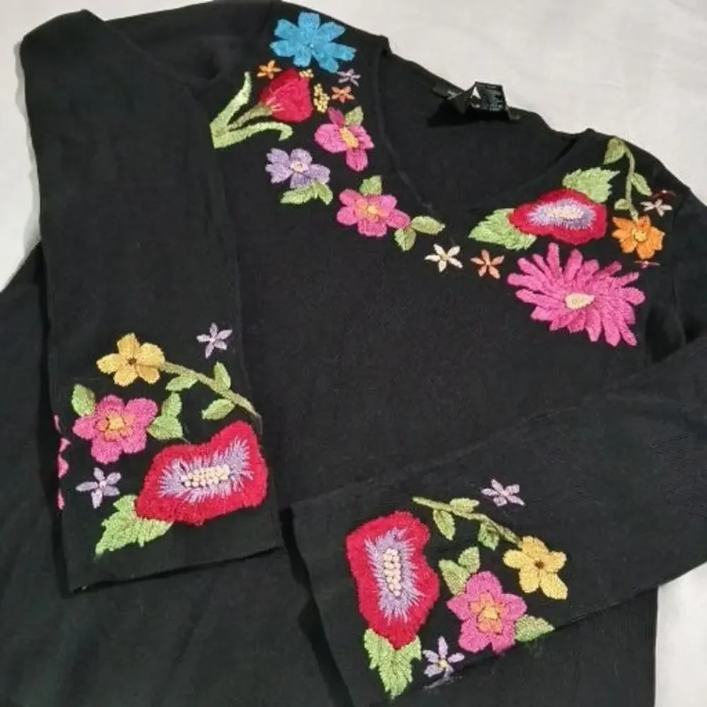 Michelle Nicole Sm Black Long-Sleeved Sweater Floral Embroidered Accents V Neck